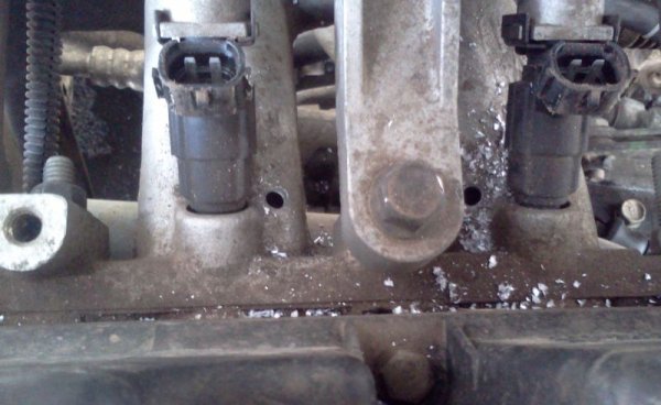 Както вече споменахме, немалко българи смятат, че монтирането на газовата уредба е еднократен акт, след което им остава само периодично да зареждат бутилката. Но всъщност не е така - и АГУ, както и почти всичко друго в автомобила, се нуждае от редовно техническо обслужване. Максимум на 10,000 километра трябва да се отбиете при "газовите" майстори за реглаж и подмяна на филтри. Пренебрегването на това изискване води до все по-влошена работа на двигателя и, в крайна сметка, до бракуването му. 